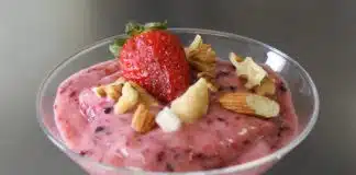 Sorvete saudável de frutas vermelhas com banana