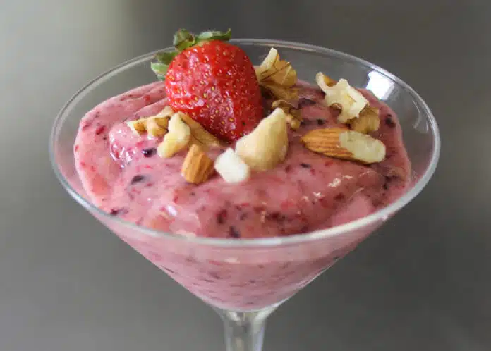 castanhas-sorvete-fruta-saudavel-banana-frutas-vermelhas-vegano-sem-leite-696x498 Sorvete saudável de frutas vermelhas com banana