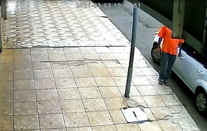 #Vídeo# Homem com covid é preso por passar saliva em maçanetas de carros