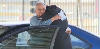 Professor de 77 anos que mora em seu carro recebe cheque de 27 mil dólares arrecadados por ex-aluno