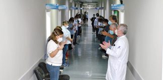 Após admitir colapso, funcionários da saúde fazem oração por pacientes com covid-19