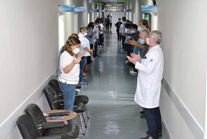 Após admitir colapso, funcionários da saúde fazem oração por pacientes com covid-19