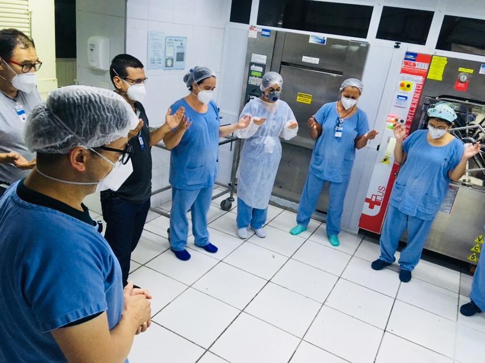 revistapazes.com - Após admitir colapso, funcionários da saúde fazem oração por pacientes com covid-19