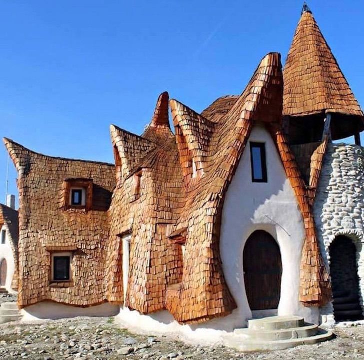 revistapazes.com - Casal constrói um castelo de conto de fadas usando materiais orgânicos. Hoje é um hotel