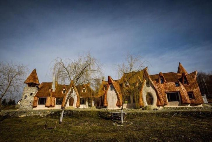 revistapazes.com - Casal constrói um castelo de conto de fadas usando materiais orgânicos. Hoje é um hotel