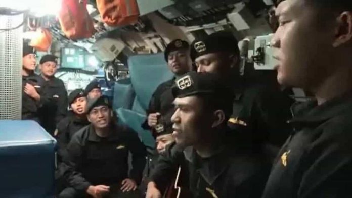Vídeo mostra tripulação do submarino naufragado cantando e emociona a internet
