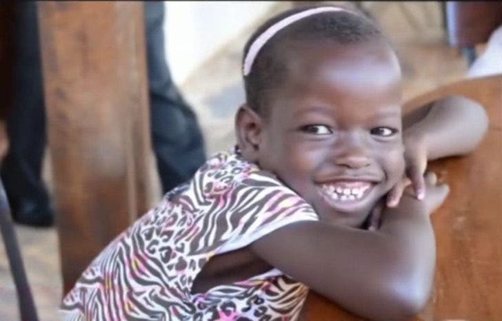 revistapazes.com - Casal que tinha adotado menina de Uganda a envia de volta depois de conhecer sua história