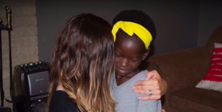 revistapazes.com - Casal que tinha adotado menina de Uganda a envia de volta depois de conhecer sua história