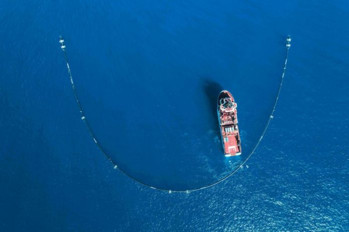 revistapazes.com - Inventor de 25 anos cria barco capaz de reciclar 80 mil toneladas de lixo dos oceanos