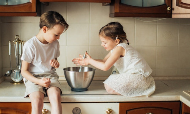revistapazes.com - Menino pede cozinha de brinquedo aos pais e argumenta: 'Não quero ser menina, quero ser um chef!'