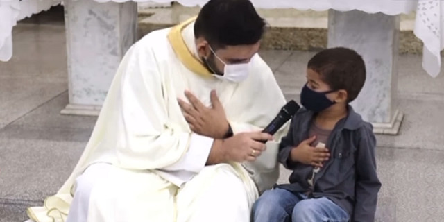 Menino de 5 anos interrompe missa e pede orações pelo padrinho intubado