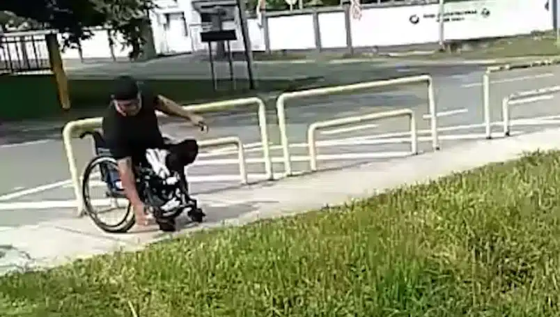 revistapazes.com - Homem com deficiência física 'rasteja' até encosta para resgatar gatinho perdido