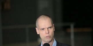 Covas vai para a UTI e é intubado após apresentar sangramento no estômago