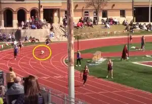 Cachorrinha 'invade' pista de atletismo para vencer, com folga, corrida de revezamento revistapazes.com - Cachorrinha 'invade' pista de atletismo para vencer, com folga, corrida de revezamento