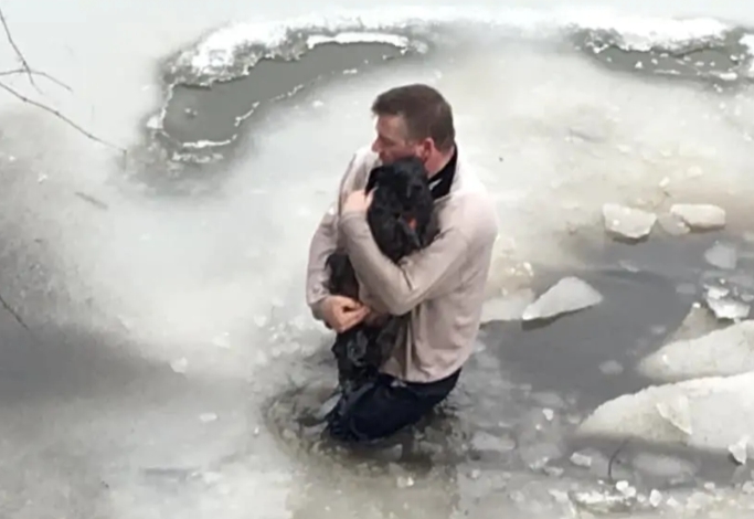 revistapazes.com - Homem pula em lago congelado para salvar a vida de um cachorrinho que ele nem conhecia
