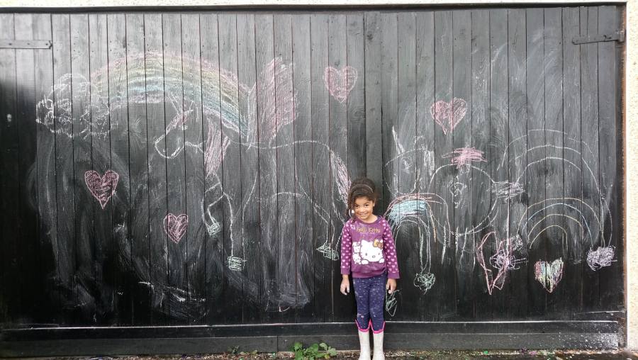 revistapazes.com - Menina de 5 anos aproveita garagem de casa para fazer desenhos recheados de esperança