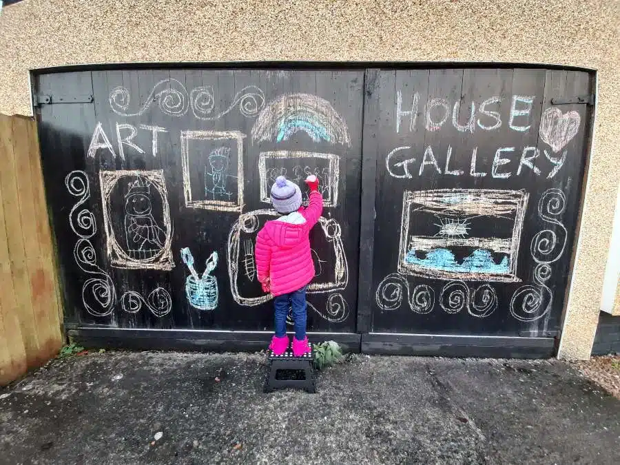 revistapazes.com - Menina de 5 anos aproveita garagem de casa para fazer desenhos recheados de esperança