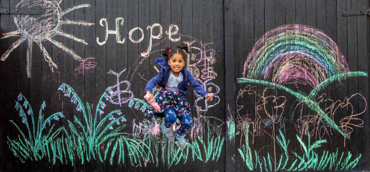 revistapazes.com - Menina de 5 anos aproveita garagem de casa para fazer desenhos recheados de esperança