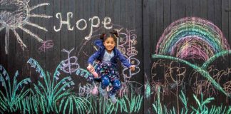 Menina de 5 anos aproveita garagem de casa para fazer desenhos recheados de esperança