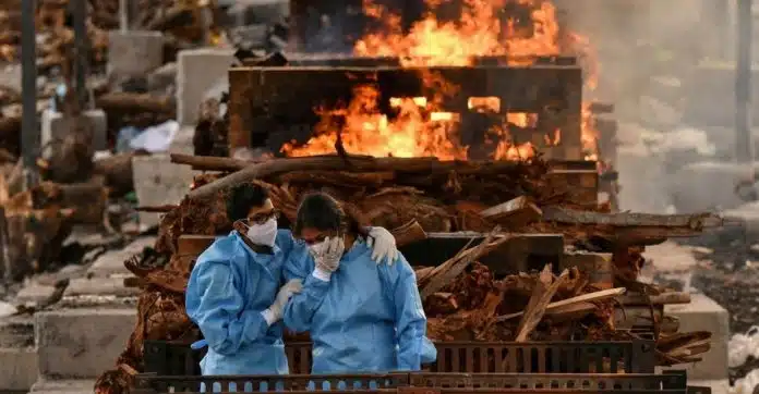 1 morte a cada 19 segundos: Índia supera EUA e bate recorde lamentável de óbitos por Covid