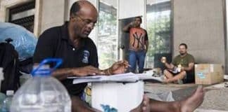 Morador de rua que estudava sozinho consegue emprego e casa no RJ: ‘Tempo de recomeçar’