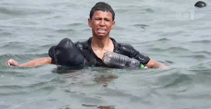 Jovem imigrante que atravessou o mar em busca de vida melhor foi abandonado ao nascer