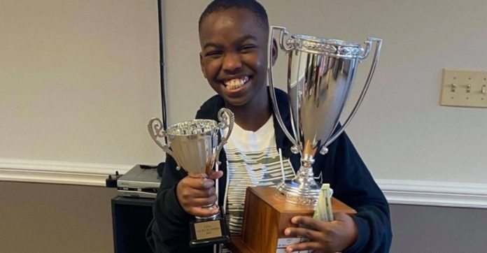 Menino refugiado de 10 anos que vivia como sem-teto vence torneio estadual de xadrez nos EUA