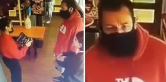 A garçonete rejeita acidentalmente Adam Sandler em um restaurante. Não havia espaço para sentar