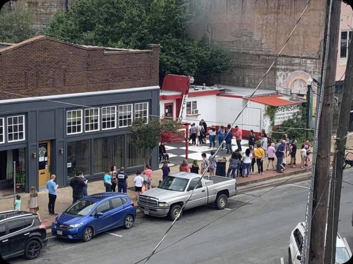 LGBTs fazem fila e compram todo o estoque de padaria boicotada por fazer biscoitos arco-íris