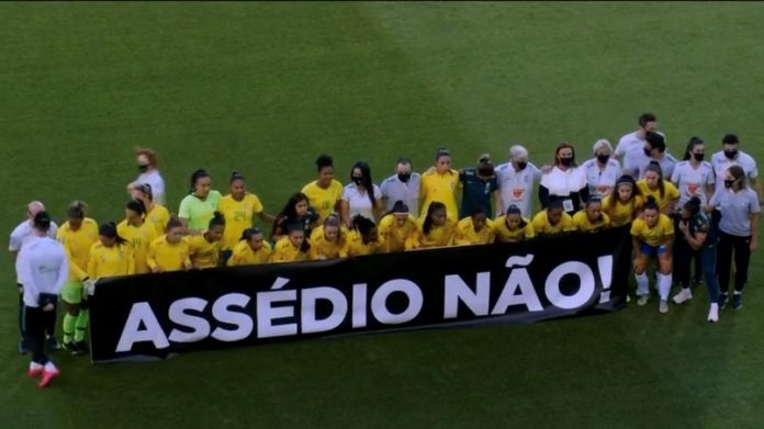 Jogadoras seleção brasileira entram em campo e dão o recado: ‘assédio não’