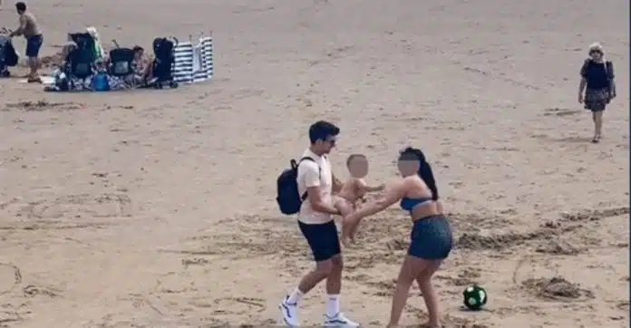 Homem encontra bebê engatinhando sozinho em praia, a poucos metros de rua movimentada