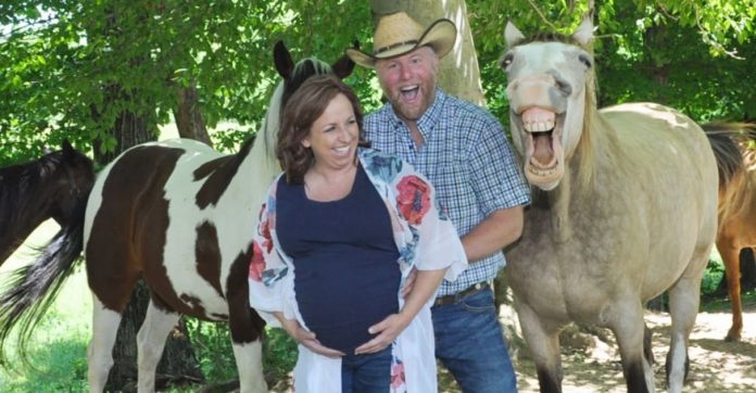 Cavalo sorridente rouba a cena em ensaio fotográfico de maternidade da tutora: ‘Adora tirar foto’