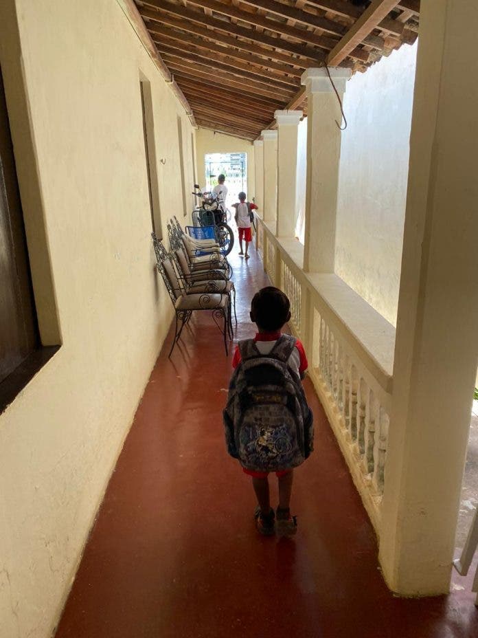 revistapazes.com - Irmãos de 7 e 9 anos que vendiam verduras na rua vão à escola pela primeira vez