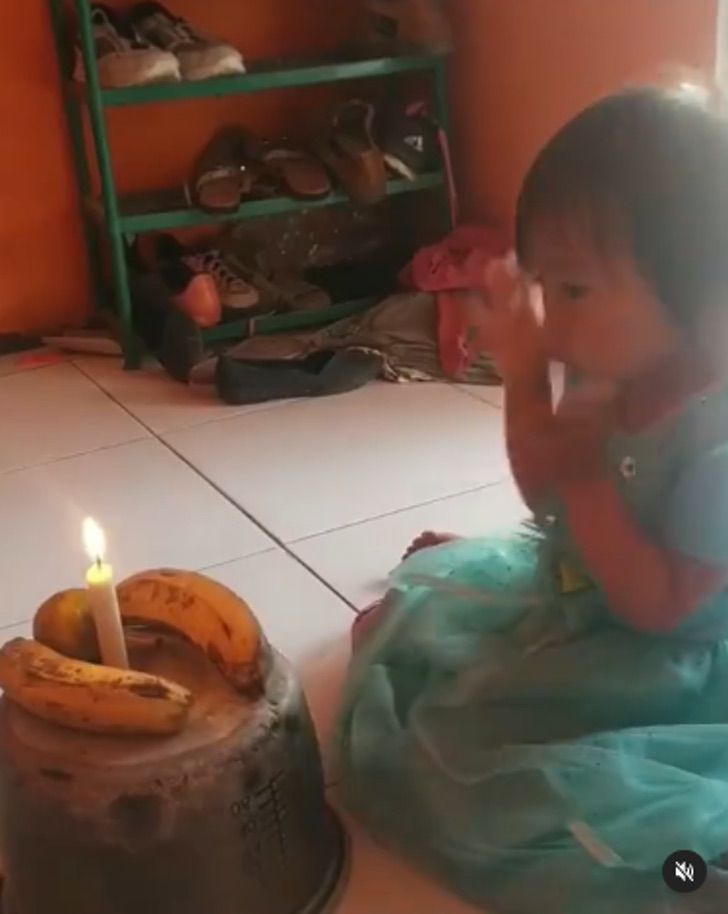 revistapazes.com - Menina completa 3 anos e comemora feliz com seu “bolo” de aniversário feito de bananas