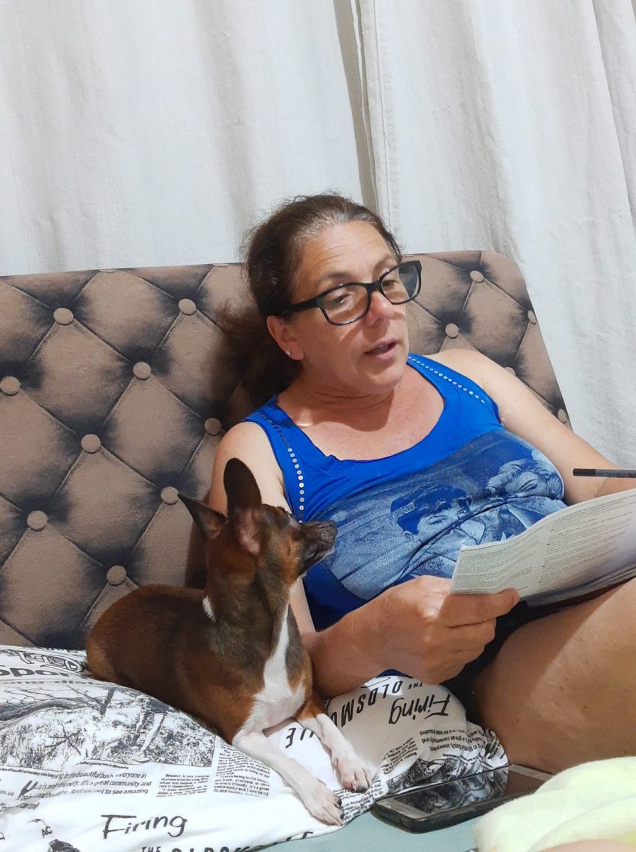 revistapazes.com - Idosa que não gostava de cachorro agora até estuda com ele: 'Virou o xodó dela', diz filha