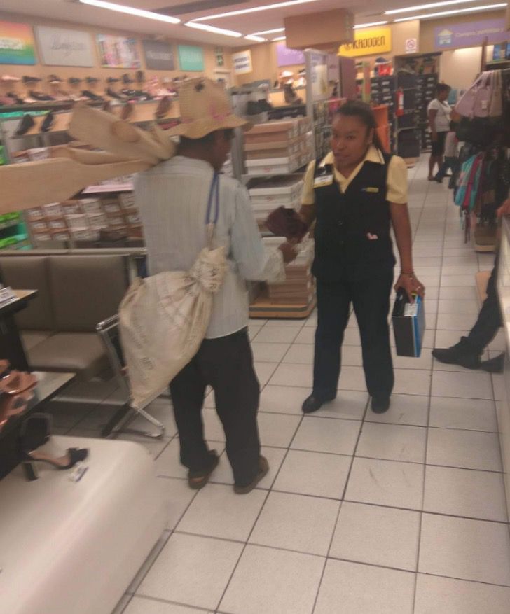 revistapazes.com - Vendedora doa sapatos para idoso carente que entrou em sua loja sem dinheiro