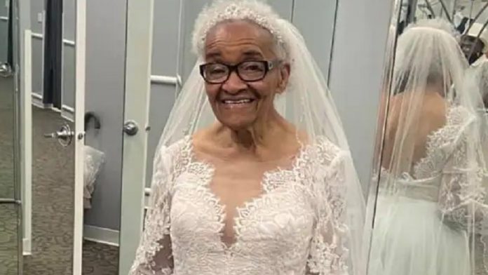 Impedida de usar vestido de noiva por ser negra, idosa realiza sonho aos 94 anos