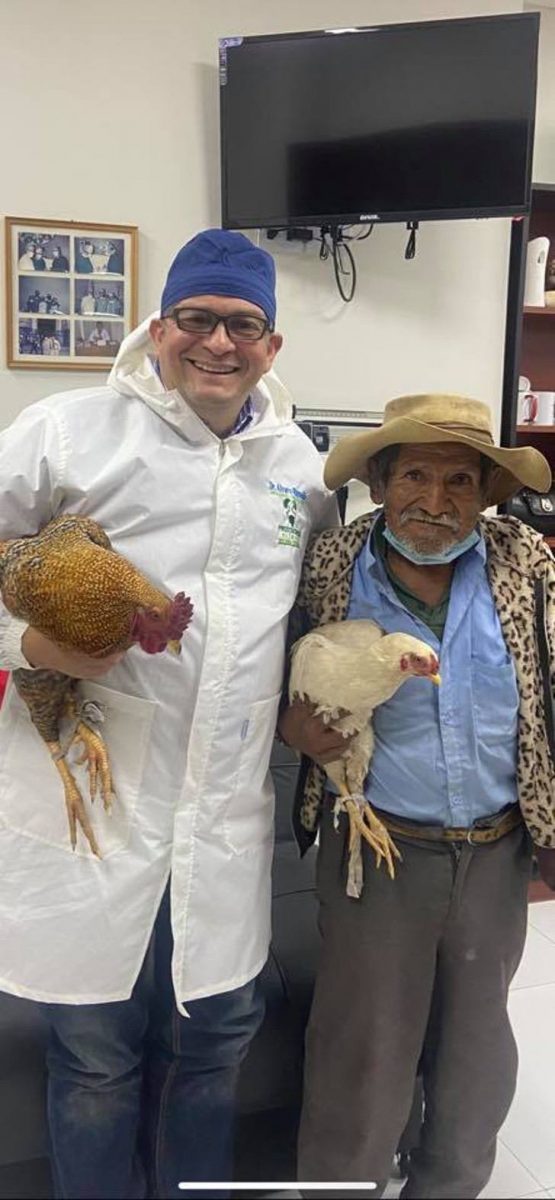 revistapazes.com - Um camponês idoso pagou uma operação de próstata com duas  galinhas: "eu não tinha dinheiro suficiente"