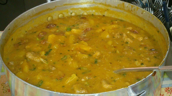 Caldo de “mandioca com costela” que é uma verdadeira delícia