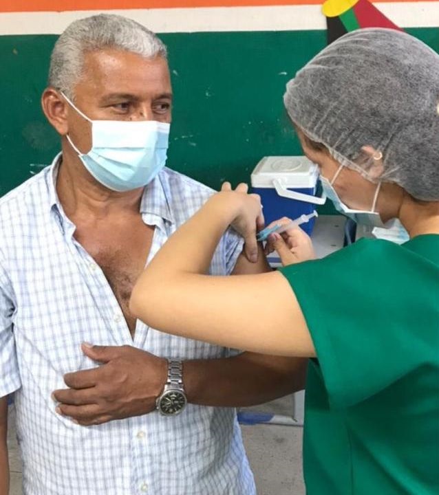 revistapazes.com - Técnica em enfermagem de 19 anos vacina os pais contra o coronavírus no Ceará: 'Alegria imensa'