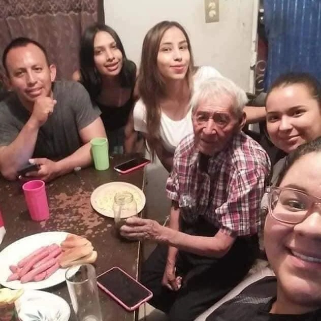 revistapazes.com - Idoso de 108 anos que vivia em situação de rua é adotado por família no México