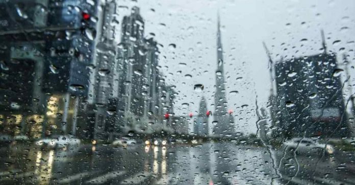 Dubai cria tempestade artificial com drones para estimular chuva e baixar temperatura de 50 ºC