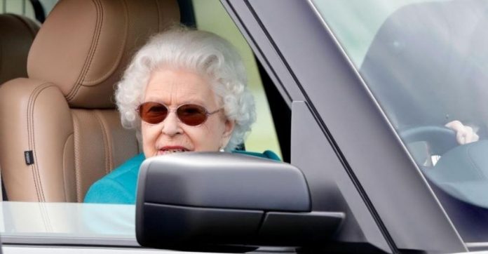 Aos 95 anos, rainha Elizabeth II é ‘flagrada’ dirigindo Range Rover de luxo