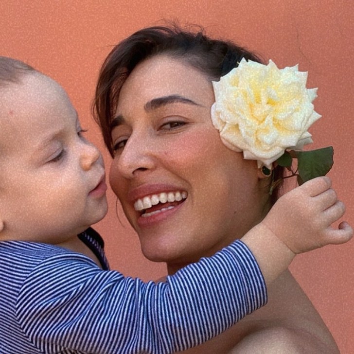 revistapazes.com - Atriz Giselle Itié explica por que dá boneca para o filho de 1 ano brincar