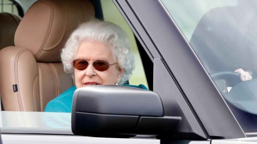 revistapazes.com - Aos 95 anos, rainha Elizabeth II é 'flagrada' dirigindo Range Rover de luxo
