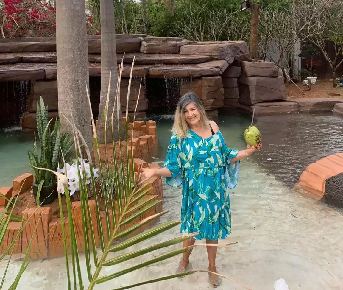 revistapazes.com - Professora aposentada que vive em cidade sem mar constrói sua própria praia em sítio