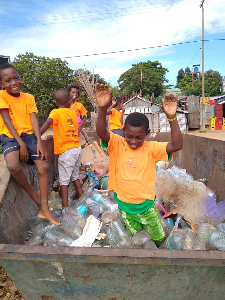 revistapazes.com - Crianças de Madagascar estão limpando as praias de seu país e salvando tartarugas marinhas