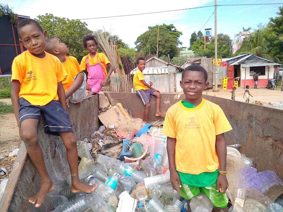 revistapazes.com - Crianças de Madagascar estão limpando as praias de seu país e salvando tartarugas marinhas