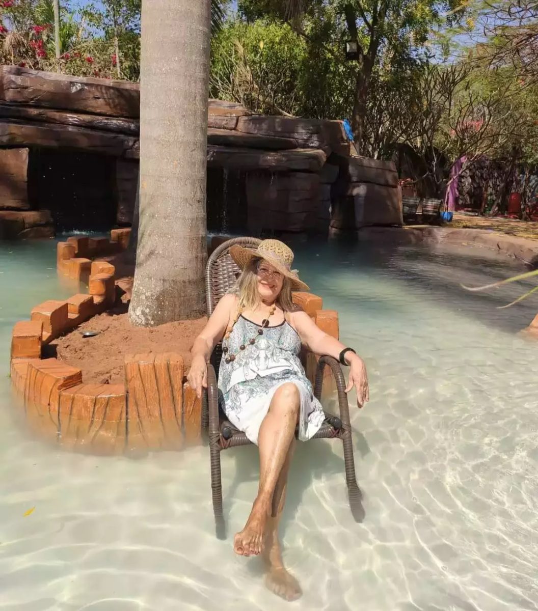 revistapazes.com - Professora aposentada que vive em cidade sem mar constrói sua própria praia em sítio