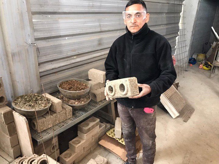 revistapazes.com - Um pedreiro inventou tijolos de papelão para sua casa e agora eles  são usados em prédios públicos